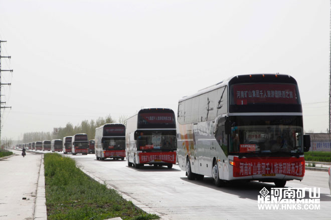 行進中的車隊，浩浩蕩蕩，蔚為壯觀.jpg
